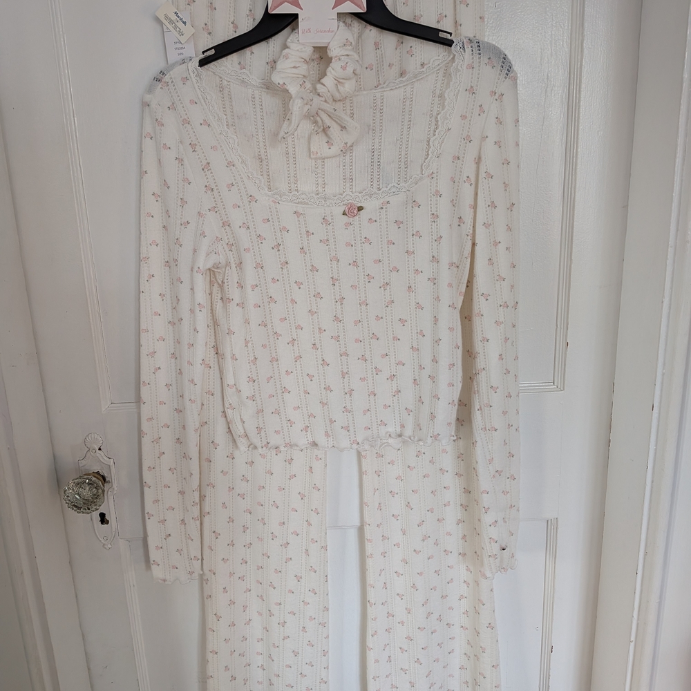 Pink Rose Floral Two-Piece Set with Scrunchie NWT - Picture 3 of 11